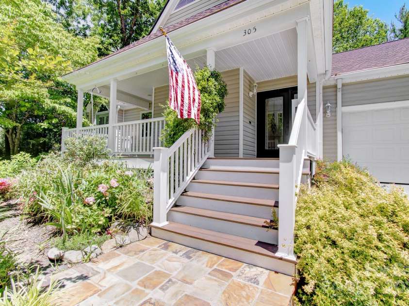 305 High Point Lane, Hendersonville, NC 28791.  MLS# CAR4264102, YatesRealty ID 3437. 