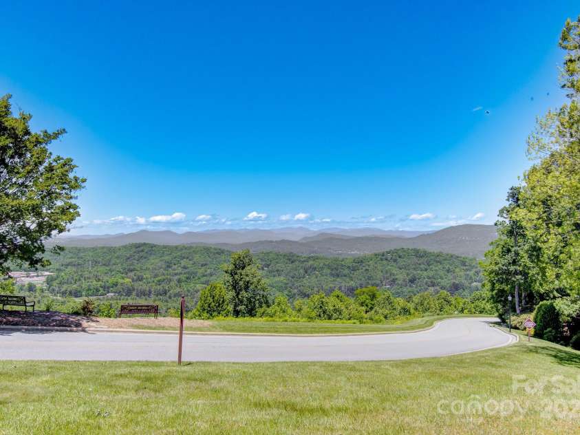 305 High Point Lane, Hendersonville, NC 28791.  MLS# CAR4264102, YatesRealty ID 3437. 