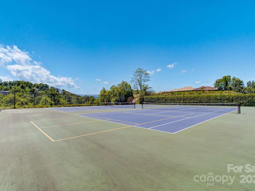 305 High Point Lane, Hendersonville, NC 28791.  MLS# CAR4264102, YatesRealty ID 3437. 