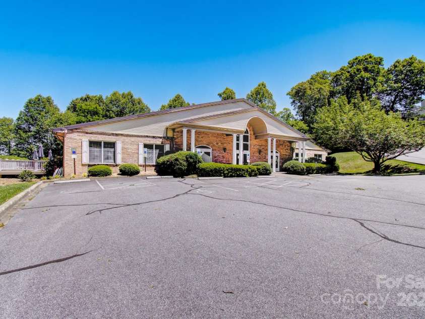 305 High Point Lane, Hendersonville, NC 28791.  MLS# CAR4264102, YatesRealty ID 3437. 