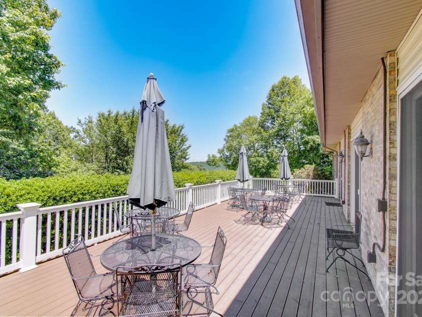 305 High Point Lane, Hendersonville, NC 28791.  MLS# CAR4264102, YatesRealty ID 3437. 