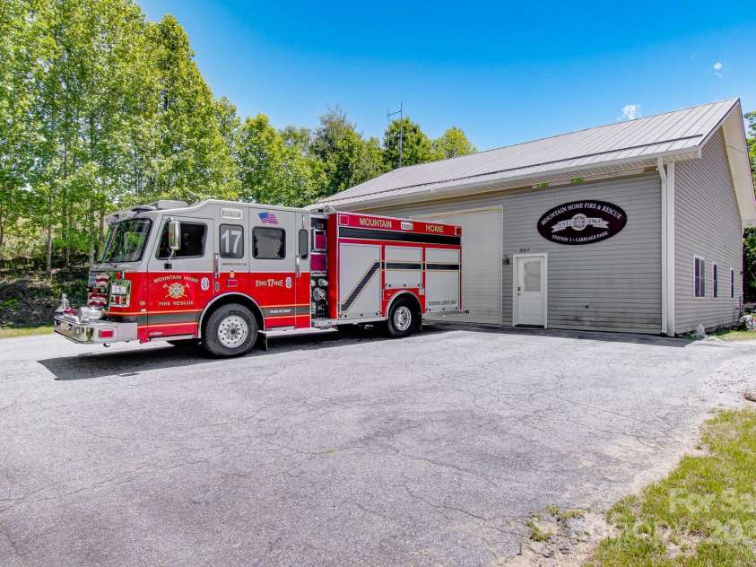 305 High Point Lane, Hendersonville, NC 28791.  MLS# CAR4264102, YatesRealty ID 3437. 