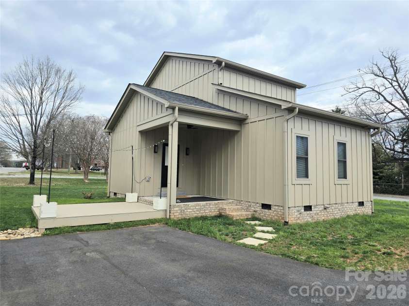 774 8th Street, Hickory, NC 28601.  MLS# CAR4388826, YatesRealty ID 3437. 