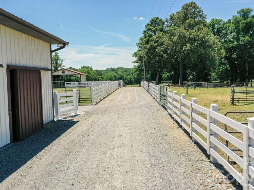 8504 Hampton Road, Clemmons, NC 27012.  MLS# CAR4397714, YatesRealty ID 34370. 