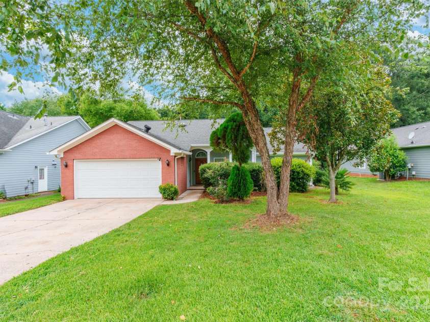 12145 Landing Green Drive, Charlotte, NC 28277.  MLS# CAR4284948, YatesRealty ID 34372. 