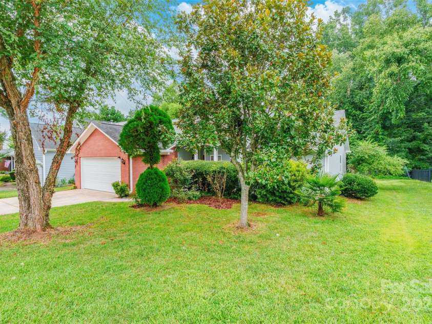 12145 Landing Green Drive, Charlotte, NC 28277.  MLS# CAR4284948, YatesRealty ID 34372. 