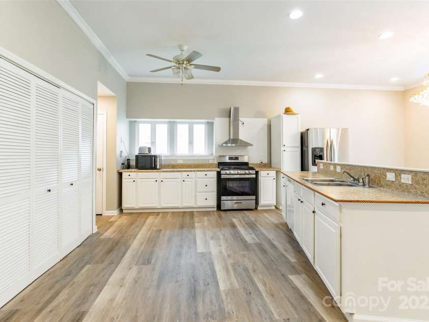 12145 Landing Green Drive, Charlotte, NC 28277.  MLS# CAR4284948, YatesRealty ID 34372. 