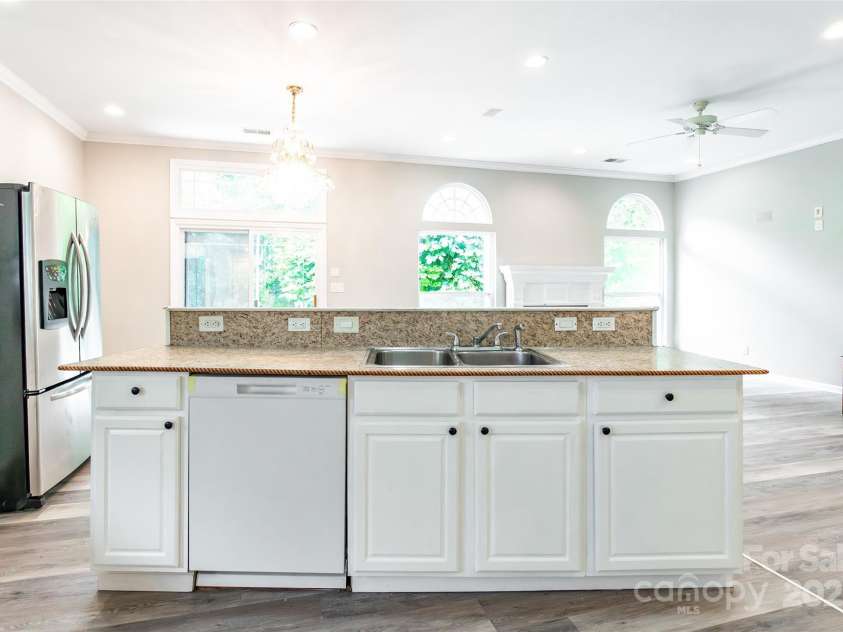 12145 Landing Green Drive, Charlotte, NC 28277.  MLS# CAR4284948, YatesRealty ID 34372. 