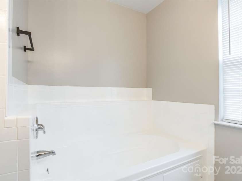 12145 Landing Green Drive, Charlotte, NC 28277.  MLS# CAR4284948, YatesRealty ID 34372. 