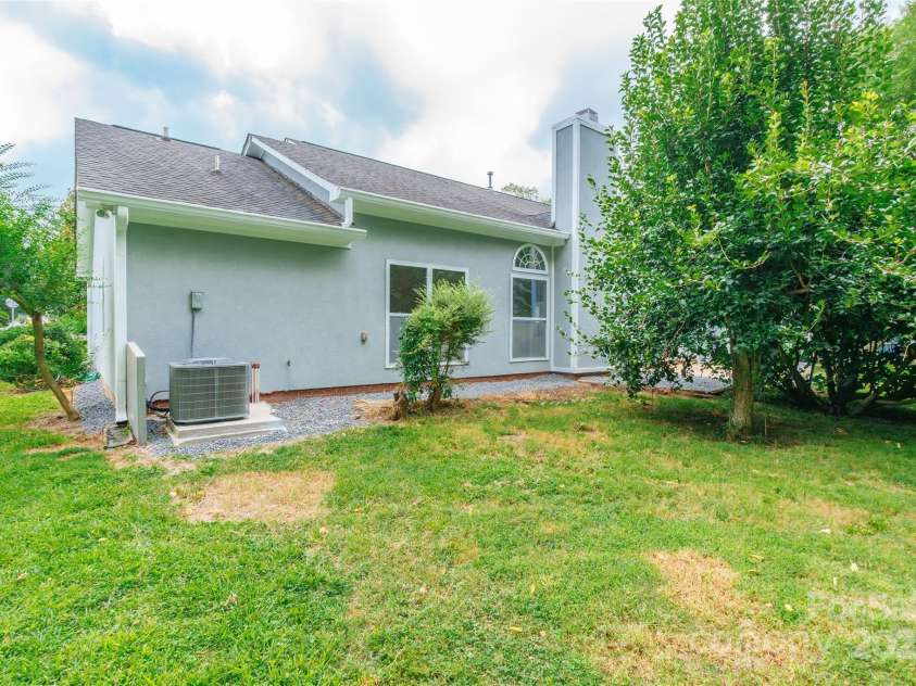 12145 Landing Green Drive, Charlotte, NC 28277.  MLS# CAR4284948, YatesRealty ID 34372. 