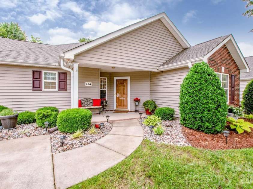 134 Ashwood Lane, Mooresville, NC 28117.  MLS# CAR4386263, YatesRealty ID 34372. 