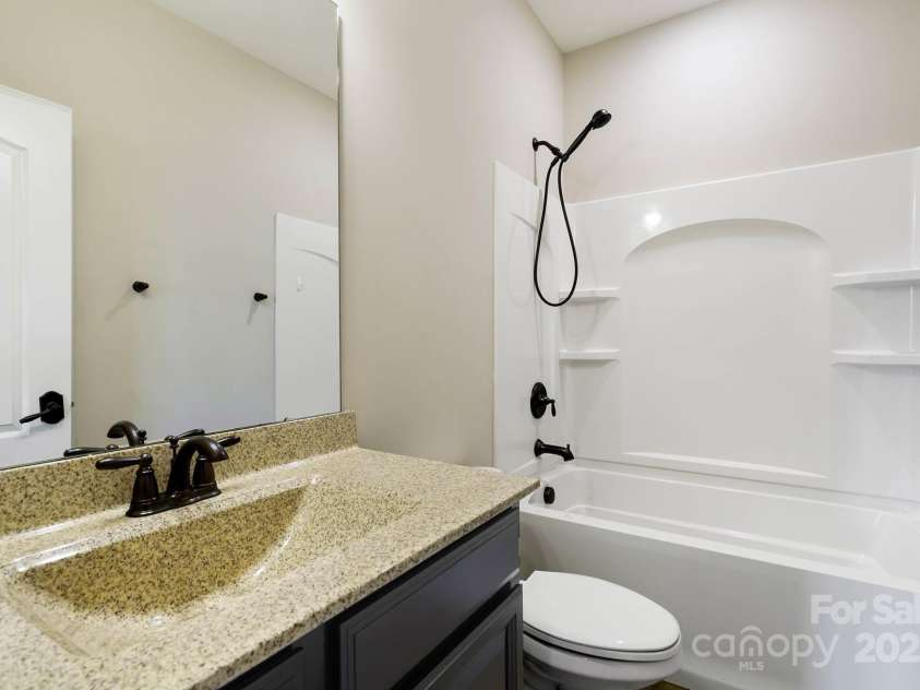 4201 Thames Circle, Fort Mill, SC 29715.  MLS# CAR4285052, YatesRealty ID 34375. 5 Bathroom - Next to 5 brd