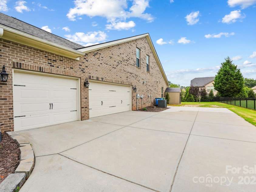 4201 Thames Circle, Fort Mill, SC 29715.  MLS# CAR4285052, YatesRealty ID 34375. 