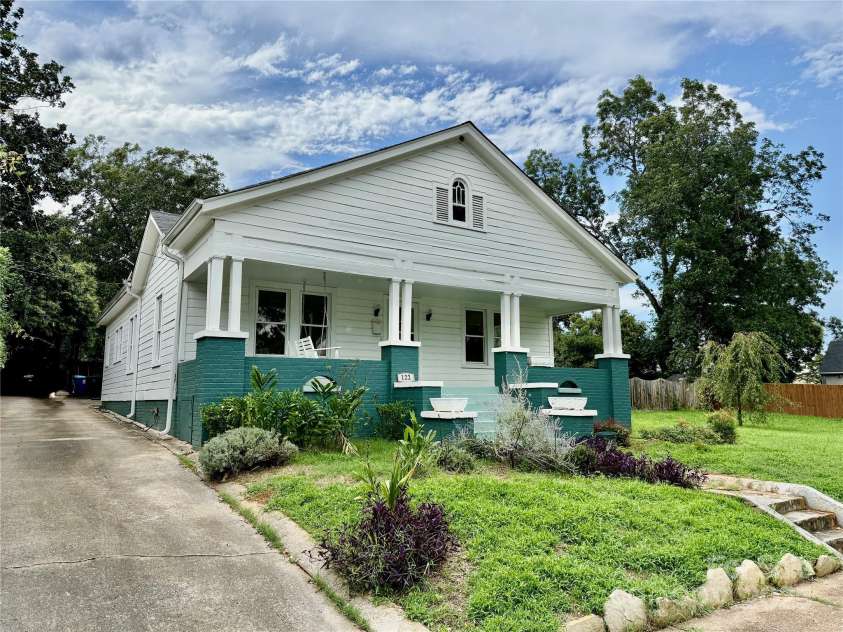 122 Beaver Street, Forest City, NC 28043.  MLS# CAR4294326, YatesRealty ID 34376. Beautiful Arts & Crafts bungalow located on quiet street.