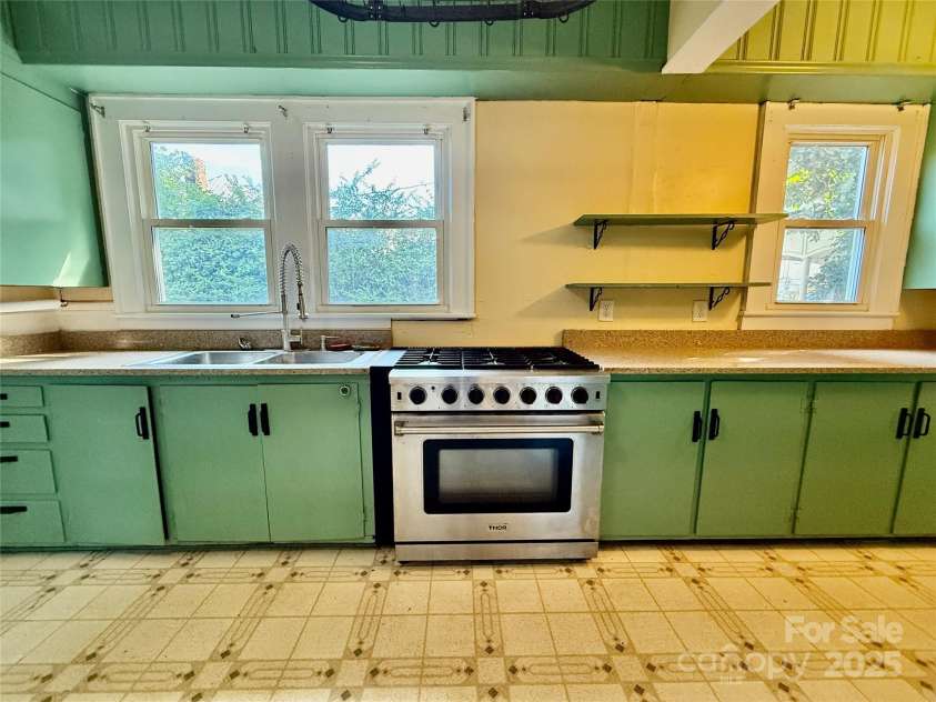 122 Beaver Street, Forest City, NC 28043.  MLS# CAR4294326, YatesRealty ID 34376. Gas stove with electric oven