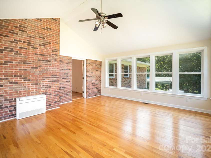 5474 Ussery Road, Kershaw, SC 29067.  MLS# CAR4294150, YatesRealty ID 34379. Sun Room