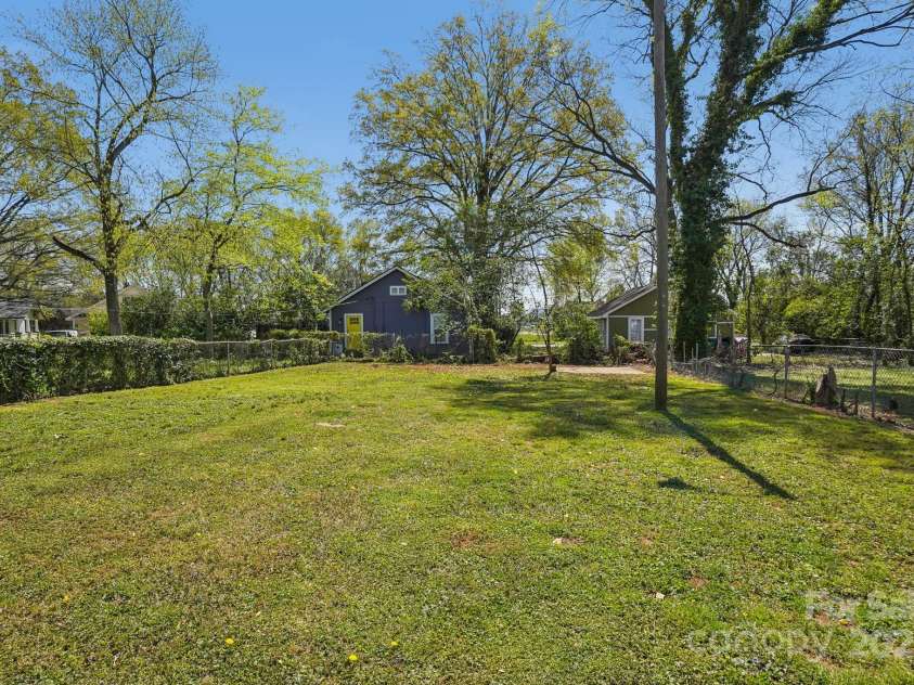 1105 Vanizer Street, Charlotte, NC 28208.  MLS# CAR4232135, YatesRealty ID 3438. 