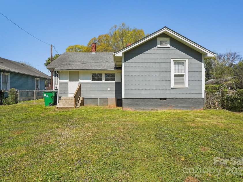 1105 Vanizer Street, Charlotte, NC 28208.  MLS# CAR4232135, YatesRealty ID 3438. 