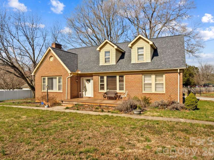 416 Peeler Street, Salisbury, NC 28146.  MLS# CAR4354748, YatesRealty ID 3438. 