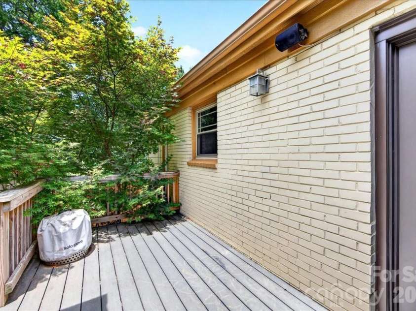 2120 Dalehurst Drive, Charlotte, NC 28205.  MLS# CAR4393870, YatesRealty ID 34382. 
