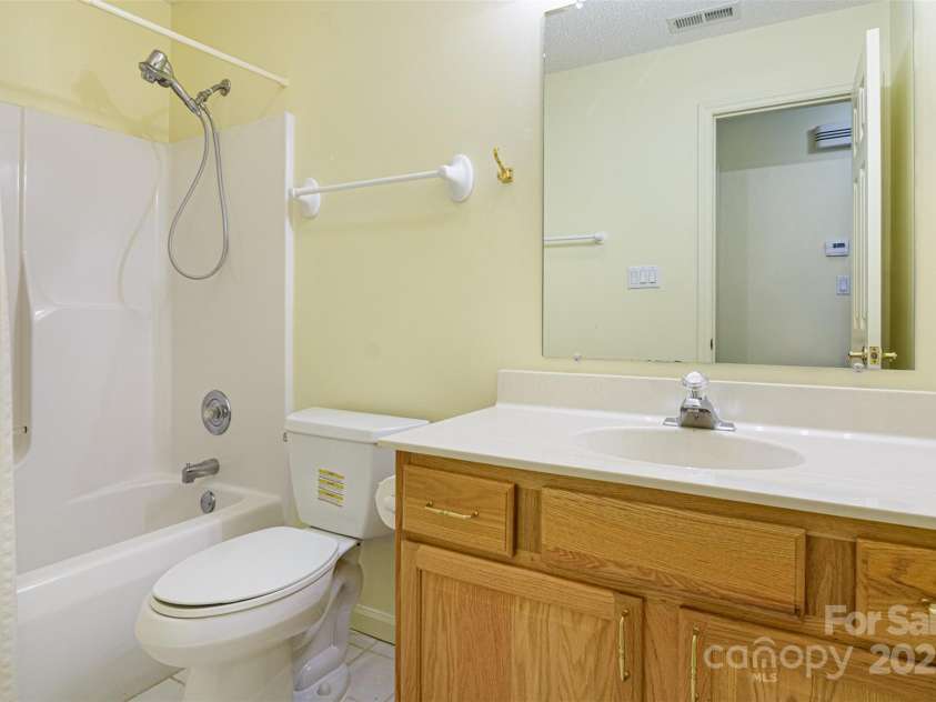 222 Rocky Mountain Way, Arden, NC 28704.  MLS# CAR4285995, YatesRealty ID 34382. Hall Bath