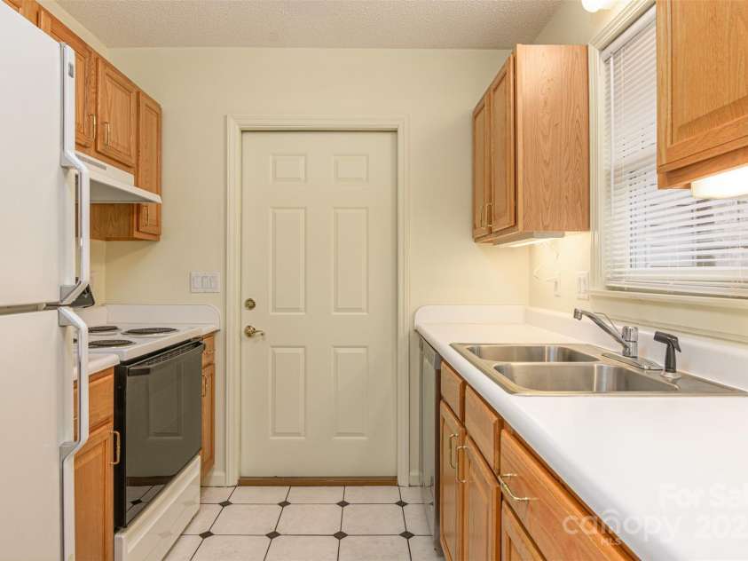 222 Rocky Mountain Way, Arden, NC 28704.  MLS# CAR4285995, YatesRealty ID 34382. Kitchen