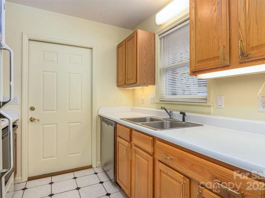222 Rocky Mountain Way, Arden, NC 28704.  MLS# CAR4285995, YatesRealty ID 34382. Kitchen