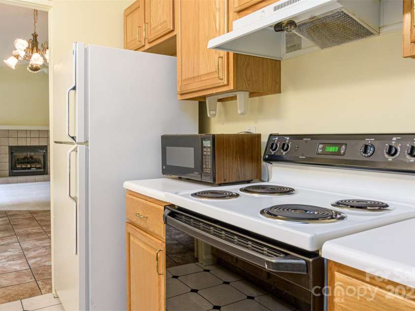 222 Rocky Mountain Way, Arden, NC 28704.  MLS# CAR4285995, YatesRealty ID 34382. Kitchen