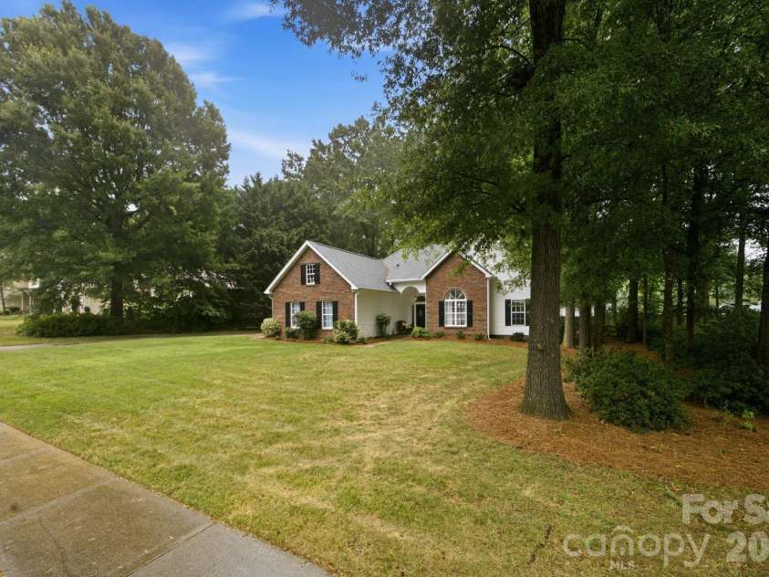21126 Townwood Drive, Cornelius, NC 28031.  MLS# CAR4394472, YatesRealty ID 34384. 