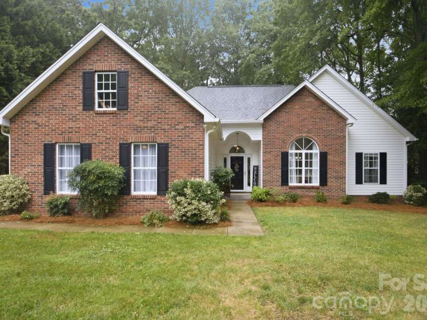 21126 Townwood Drive, Cornelius, NC 28031.  MLS# CAR4394472, YatesRealty ID 34384. 