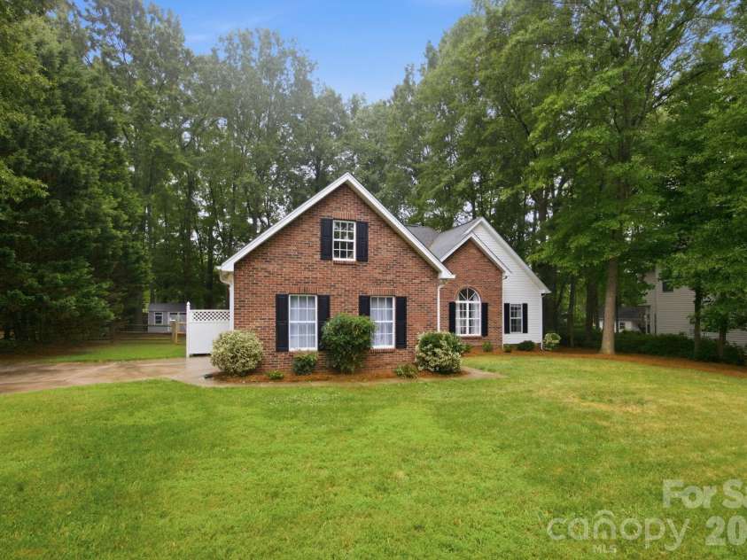 21126 Townwood Drive, Cornelius, NC 28031.  MLS# CAR4394472, YatesRealty ID 34384. 