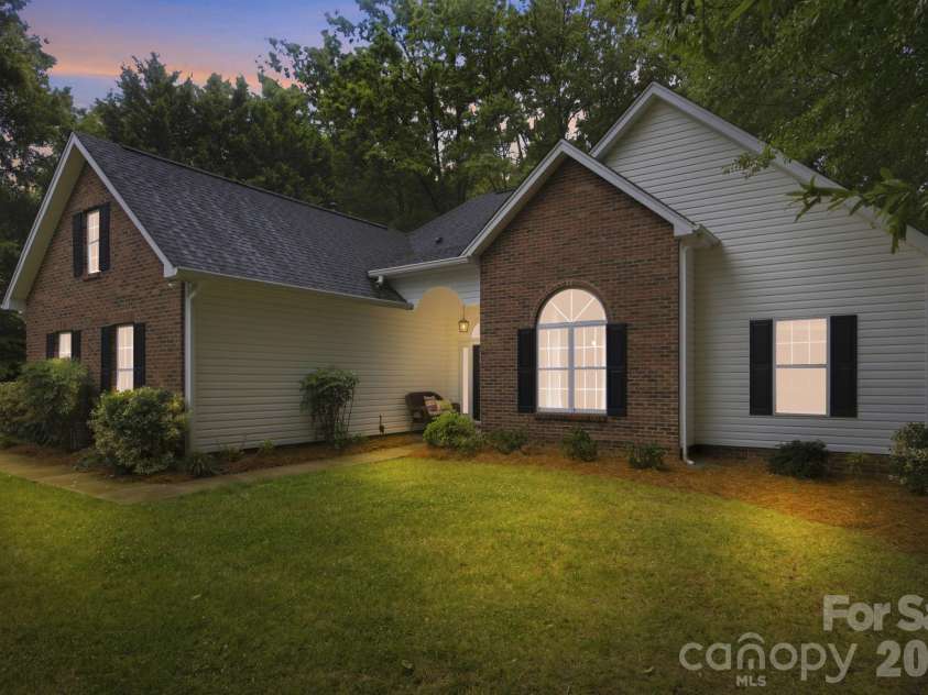 21126 Townwood Drive, Cornelius, NC 28031.  MLS# CAR4394472, YatesRealty ID 34384. 