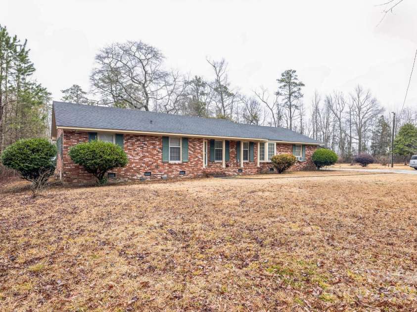 2250 Horse Shoe Circle, Hartsville, SC 29550.  MLS# CAR4222337, YatesRealty ID 34387. 