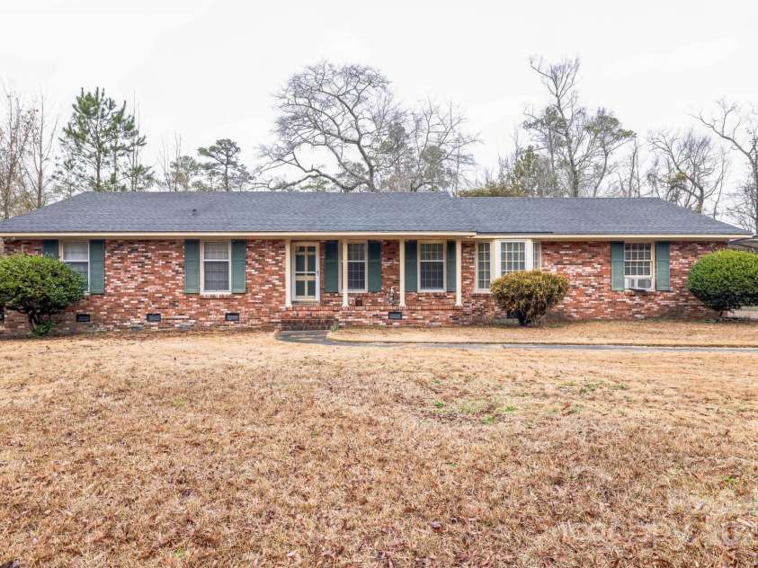 2250 Horse Shoe Circle, Hartsville, SC 29550.  MLS# CAR4222337, YatesRealty ID 34387. 