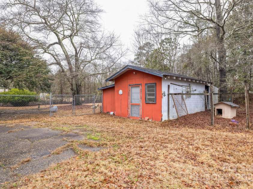 2250 Horse Shoe Circle, Hartsville, SC 29550.  MLS# CAR4222337, YatesRealty ID 34387. 