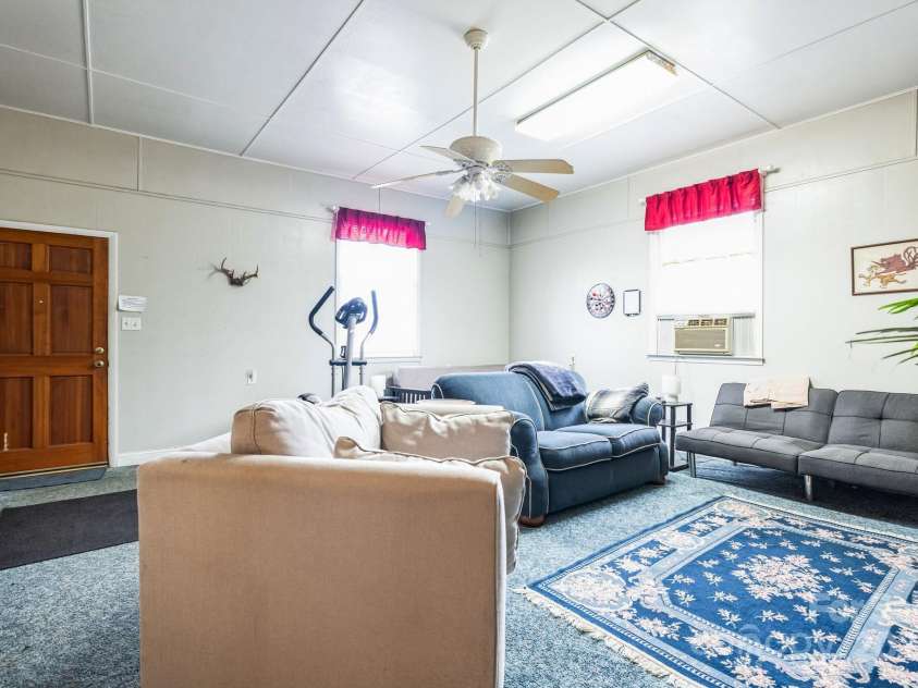 2250 Horse Shoe Circle, Hartsville, SC 29550.  MLS# CAR4222337, YatesRealty ID 34387. 