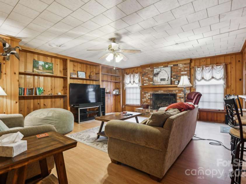 2250 Horse Shoe Circle, Hartsville, SC 29550.  MLS# CAR4222337, YatesRealty ID 34387. 