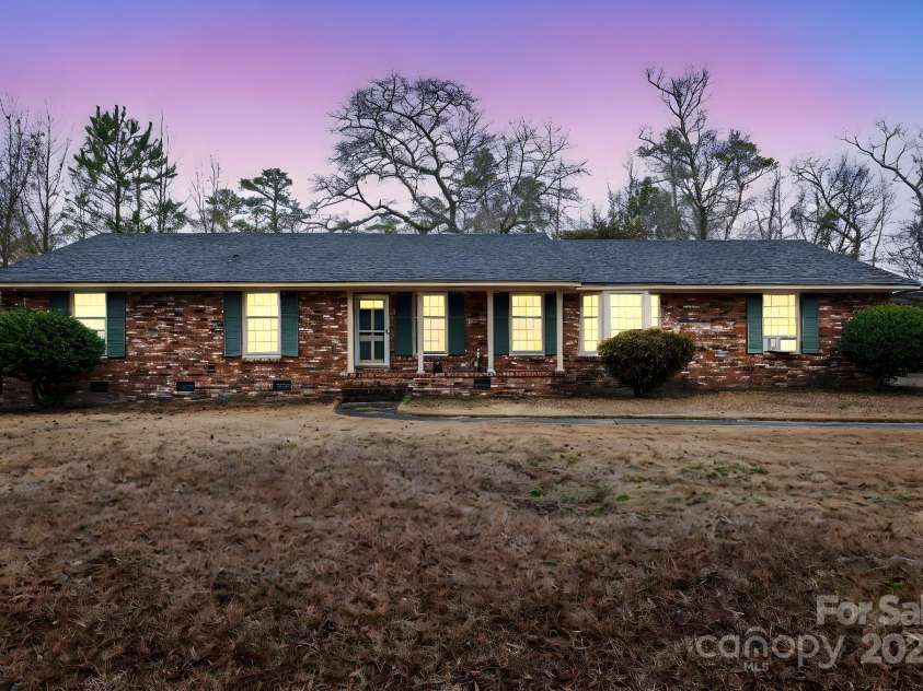 2250 Horse Shoe Circle, Hartsville, SC 29550.  MLS# CAR4222337, YatesRealty ID 34387. 