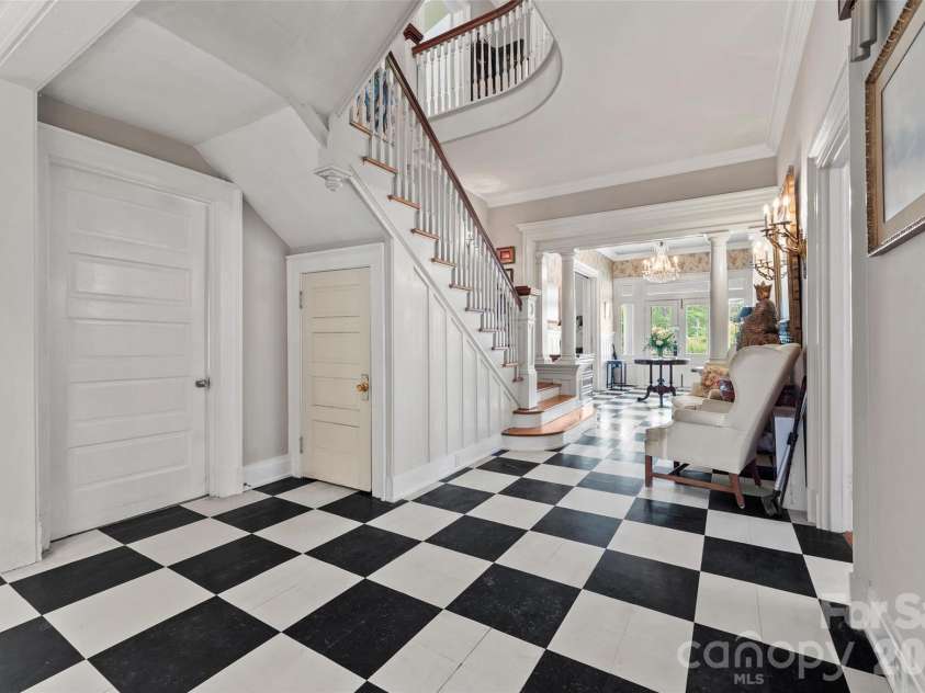 530 Rutledge Avenue, Gaffney, SC 29340.  MLS# CAR4354361, YatesRealty ID 3439. 