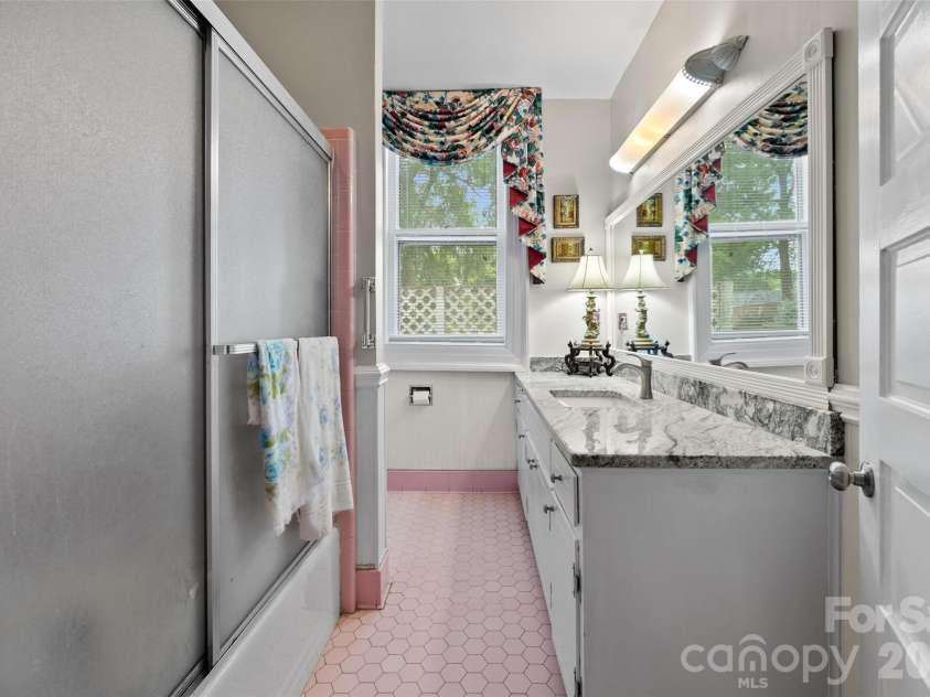 530 Rutledge Avenue, Gaffney, SC 29340.  MLS# CAR4354361, YatesRealty ID 3439. 