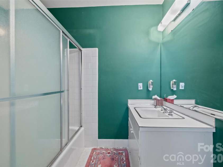 530 Rutledge Avenue, Gaffney, SC 29340.  MLS# CAR4354361, YatesRealty ID 3439. 