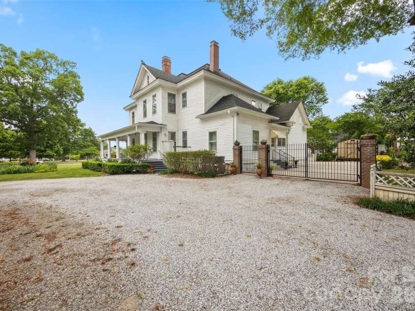 530 Rutledge Avenue, Gaffney, SC 29340.  MLS# CAR4354361, YatesRealty ID 3439. 