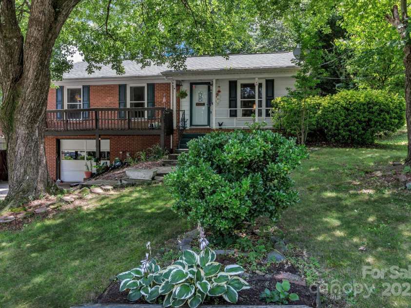 59 Skyview Terrace, Asheville, NC 28806.  MLS# CAR4280374, YatesRealty ID 3439. 