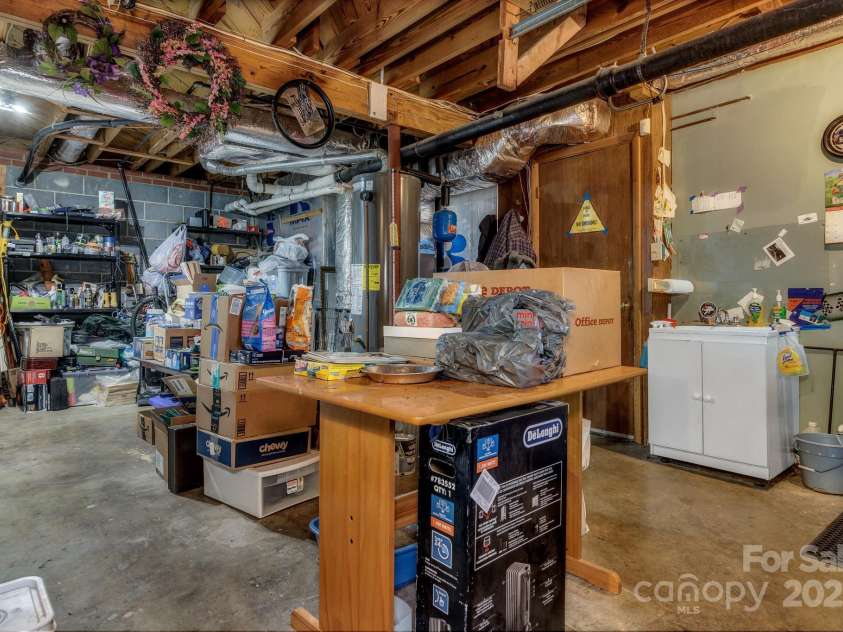 59 Skyview Terrace, Asheville, NC 28806.  MLS# CAR4280374, YatesRealty ID 3439. Basement Garage