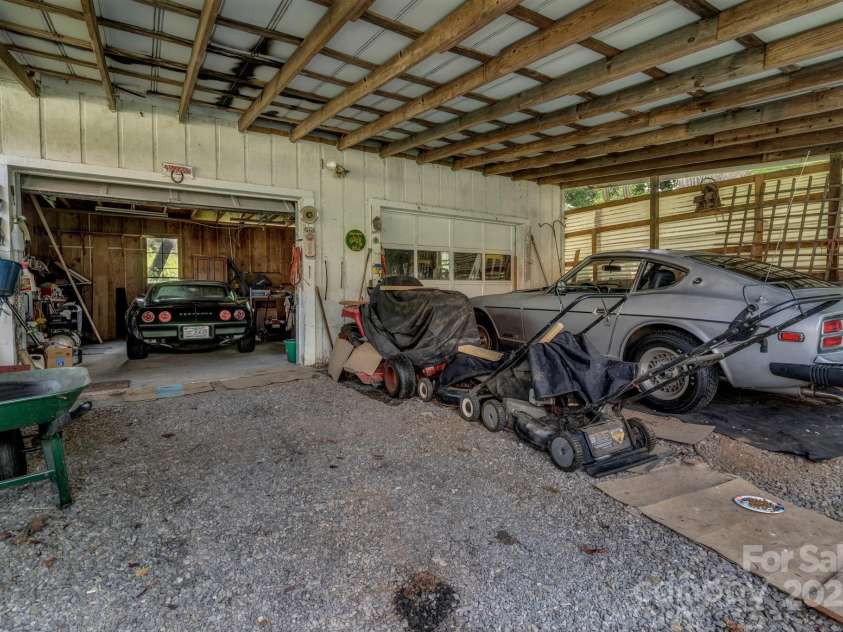 59 Skyview Terrace, Asheville, NC 28806.  MLS# CAR4280374, YatesRealty ID 3439. Detached Garage and Carport