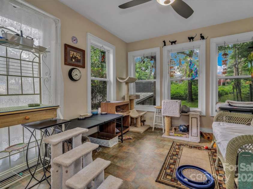 59 Skyview Terrace, Asheville, NC 28806.  MLS# CAR4280374, YatesRealty ID 3439. Sun Room