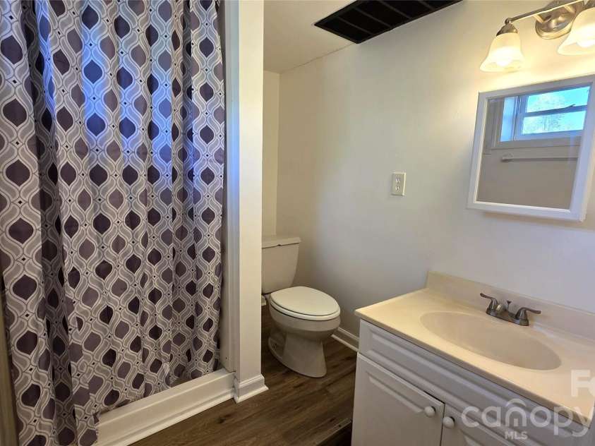 1627 Greenville Highway, Hendersonville, NC 28792.  MLS# CAR4338337, YatesRealty ID 34391. 3rd Full Bath