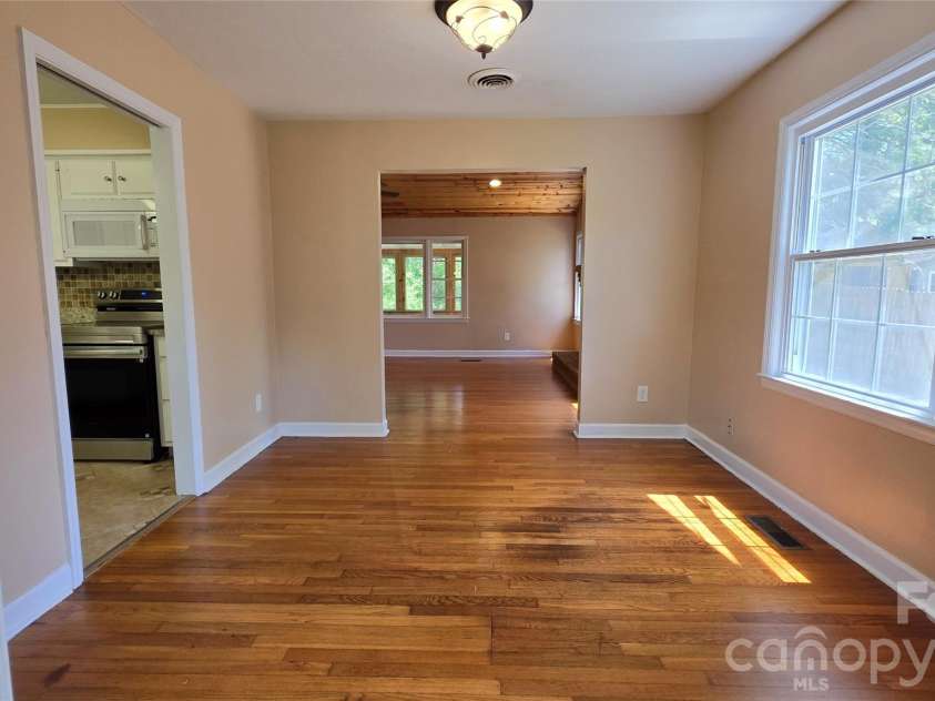 1627 Greenville Highway, Hendersonville, NC 28792.  MLS# CAR4338337, YatesRealty ID 34391. 