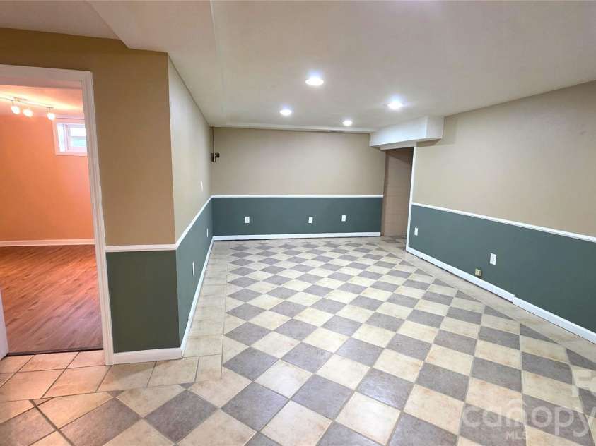 1627 Greenville Highway, Hendersonville, NC 28792.  MLS# CAR4338337, YatesRealty ID 34391. 