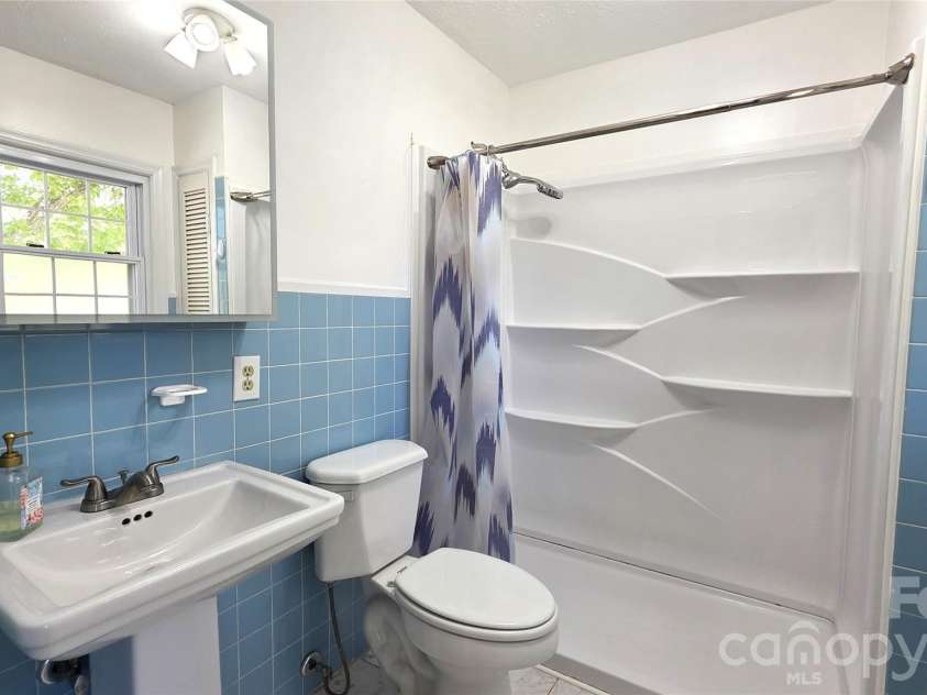 1627 Greenville Highway, Hendersonville, NC 28792.  MLS# CAR4338337, YatesRealty ID 34391. 
